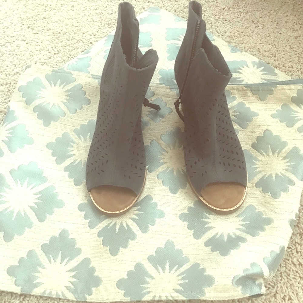 Tom’s dark grey sued booties